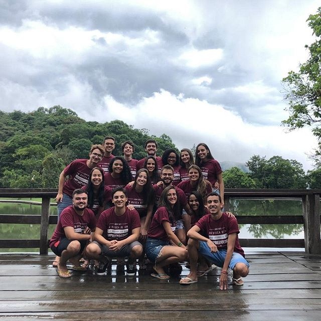 Camiseta de algodão cinza chumbo com estampa em serigrafia laranja