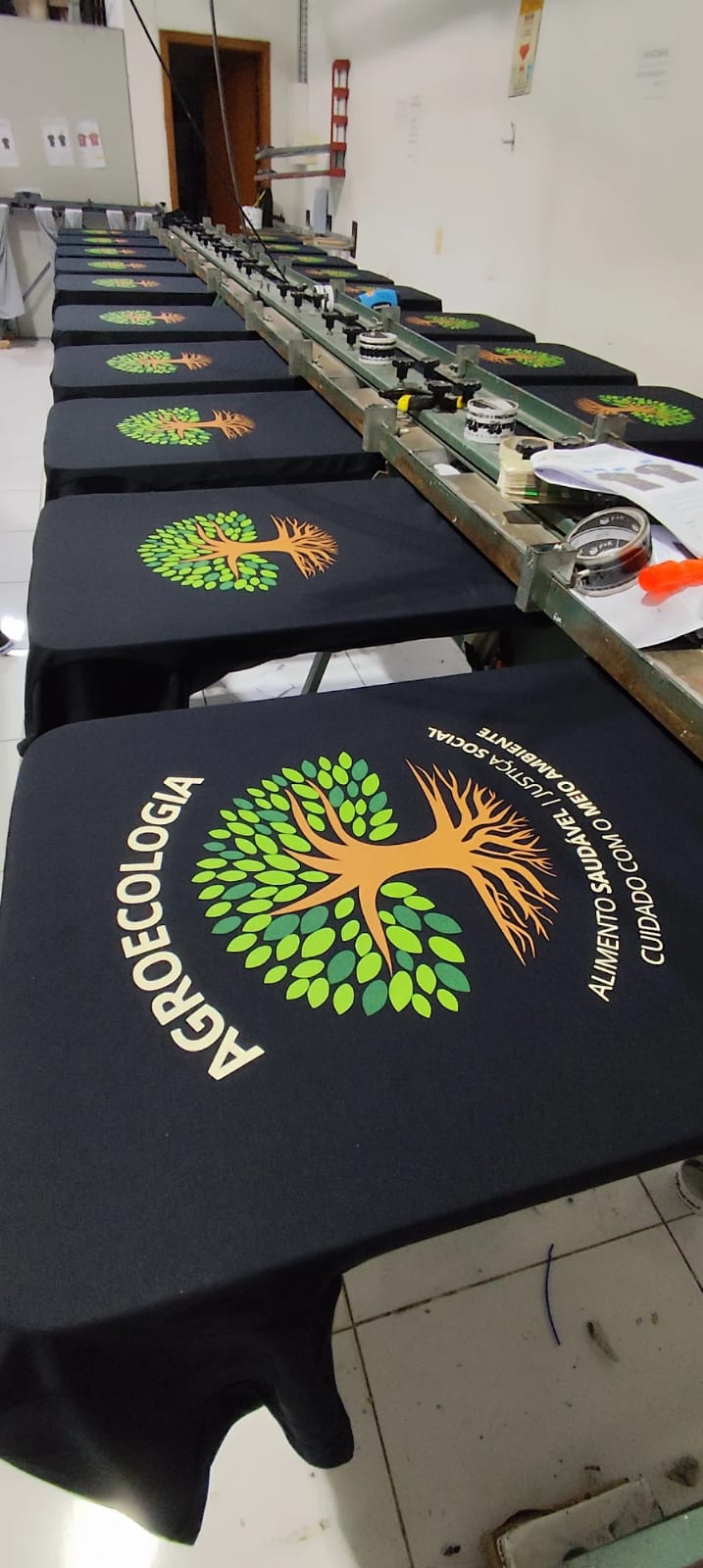 Camisetas coloridas com estampa em serigrafia